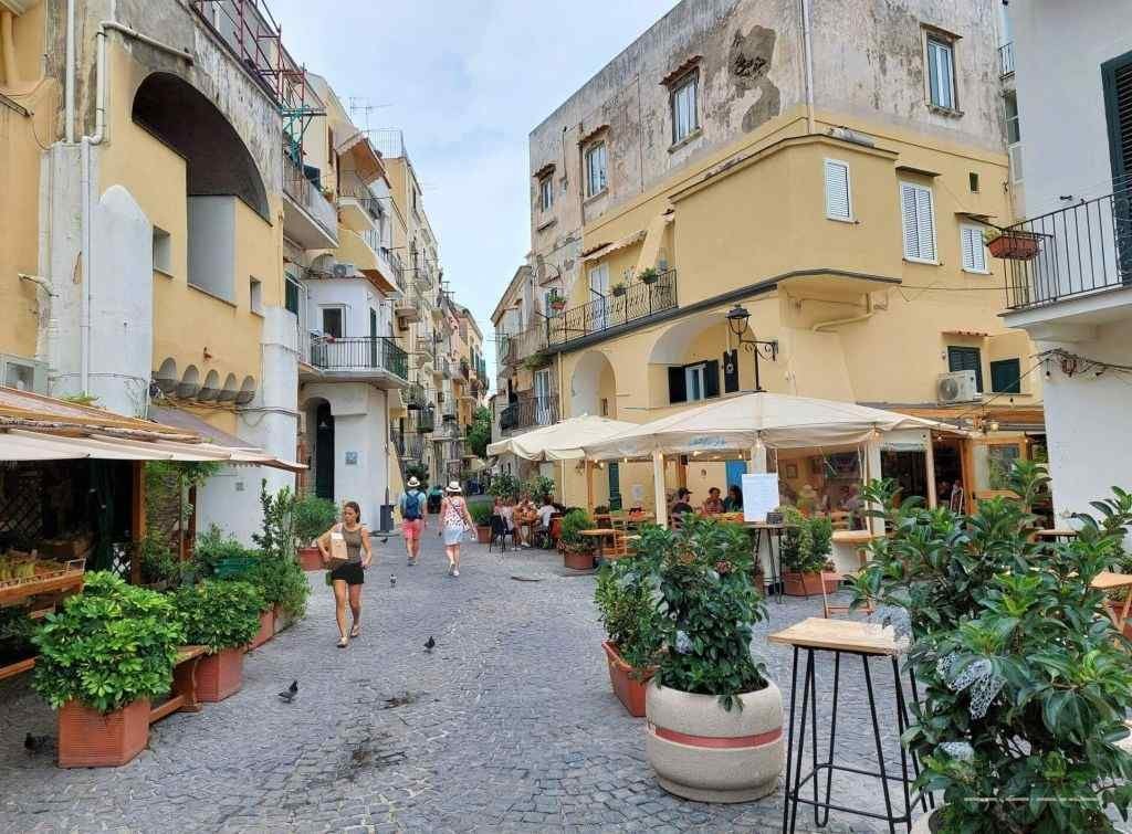 Ce poti face in Ischia Porto