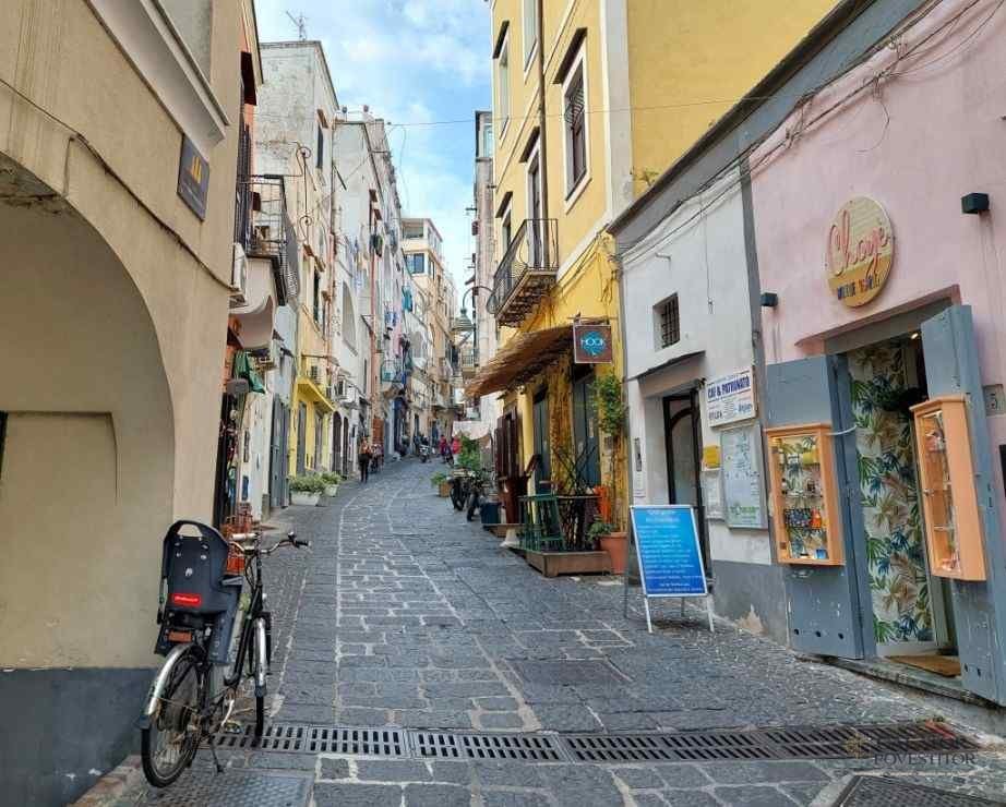 Insula Procida,o comoara colorata a golfului Napoli