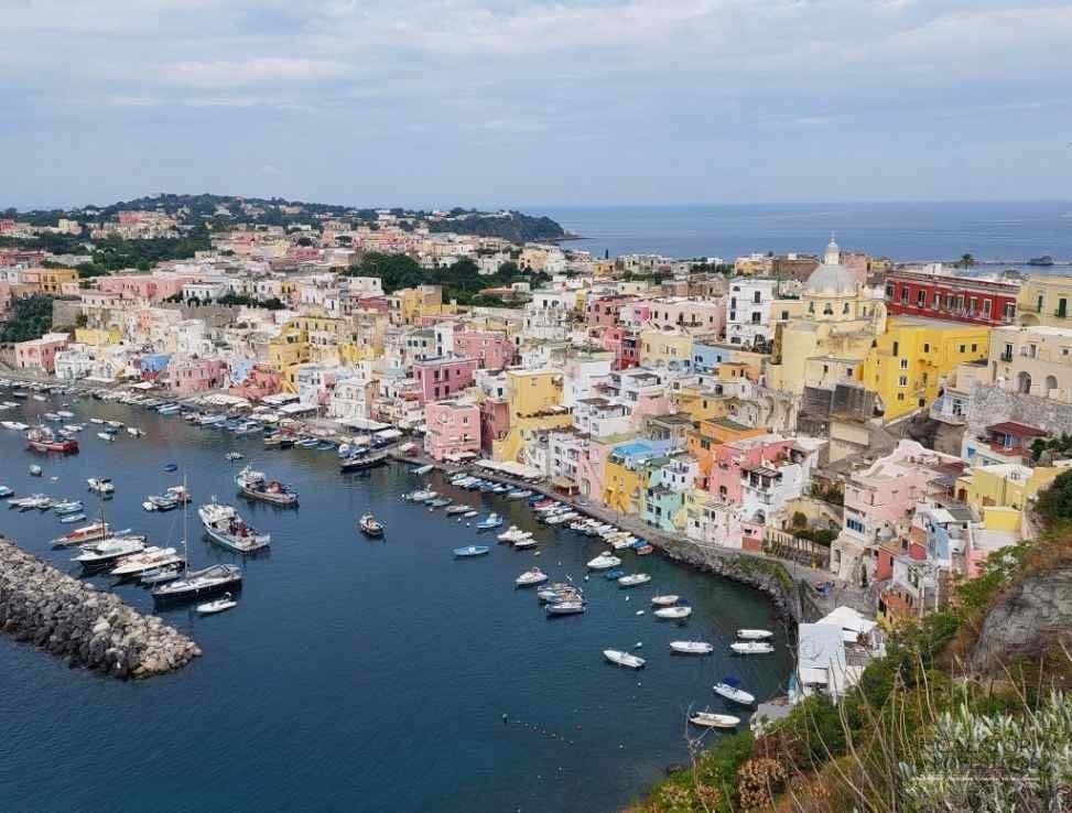 Insula Procida,o comoara colorata a golfului Napoli