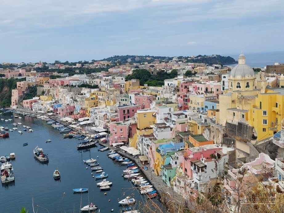Insula Procida,o comoara colorata a golfului Napoli