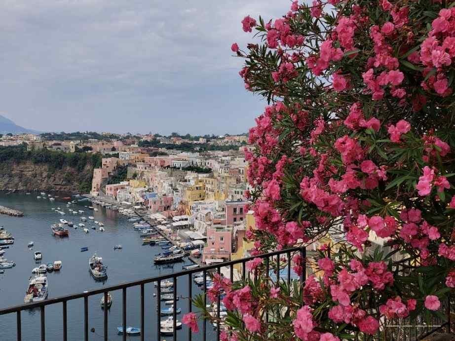 Insula Procida,o comoara colorata a golfului Napoli