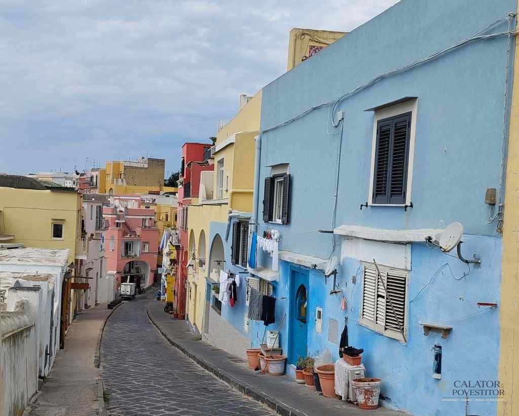 Insula Procida,o comoara colorata a golfului Napoli