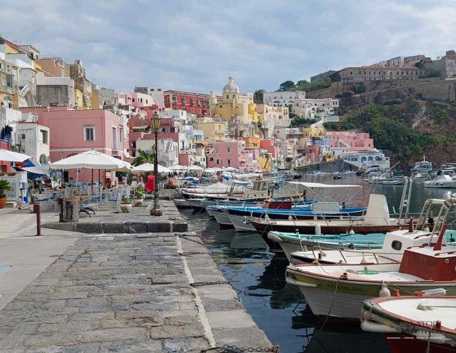 Insula Procida,o comoara colorata a golfului Napoli