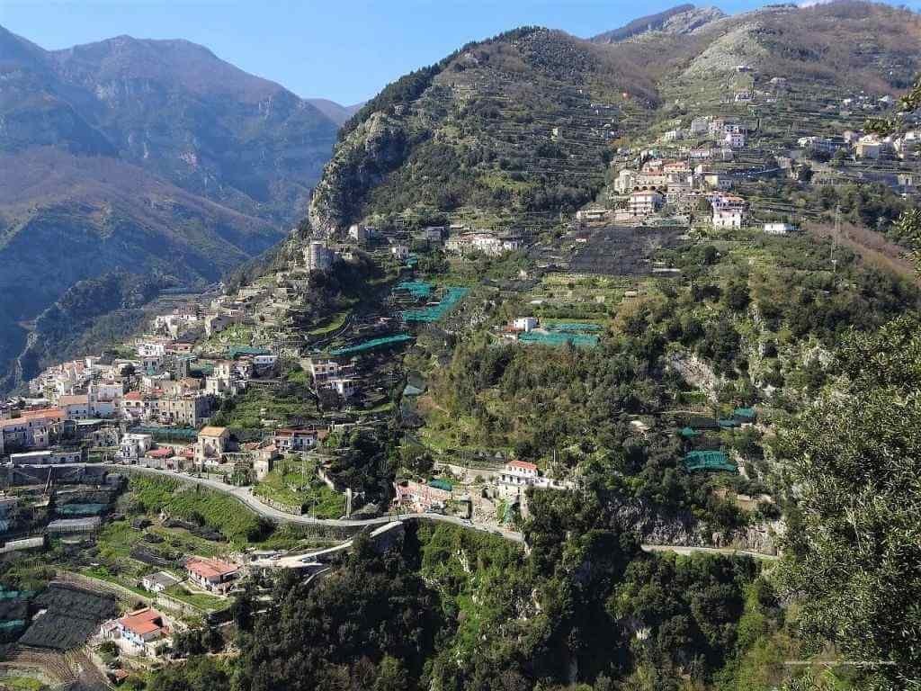 Satele de pe Coasta Amalfitană