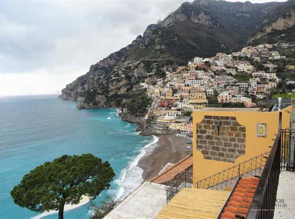 Satele de pe Coasta Amalfitană