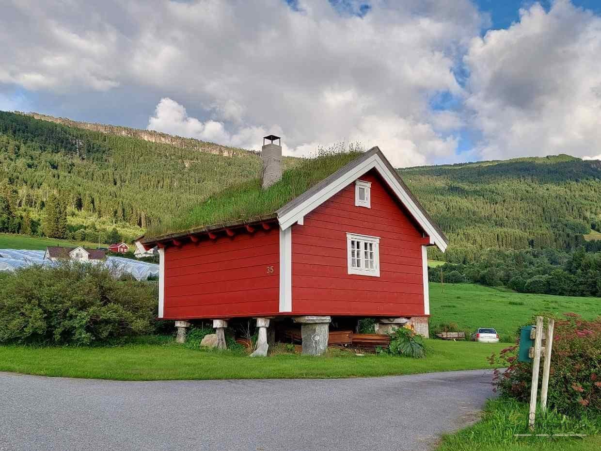Satele izolate si povestile lacurilor din inima Norvegiei