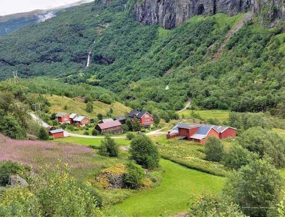 Satele izolate si povestile lacurilor din inima Norvegiei