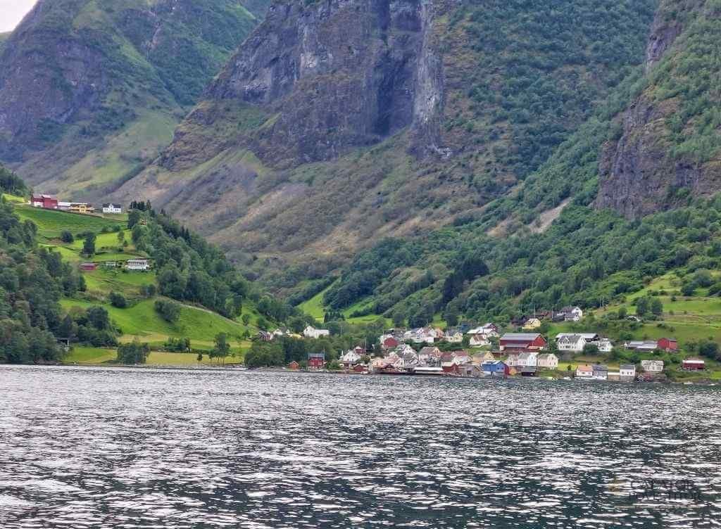 Satele izolate si povestile lacurilor din inima Norvegiei