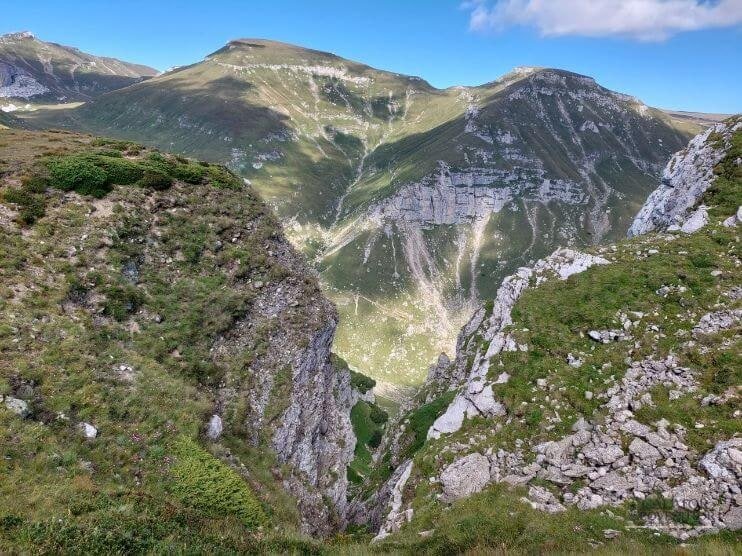 Frumusetea Muntilor Bucegi: traseu inedit spre varful Omu