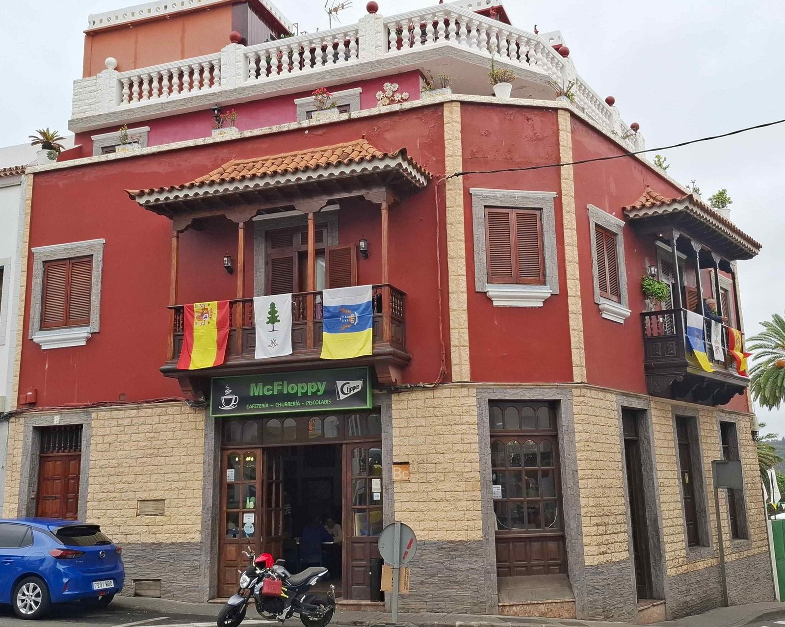 Balcoane din lemn tradiționale pe străzile coloniale din Teror Gran Canaria