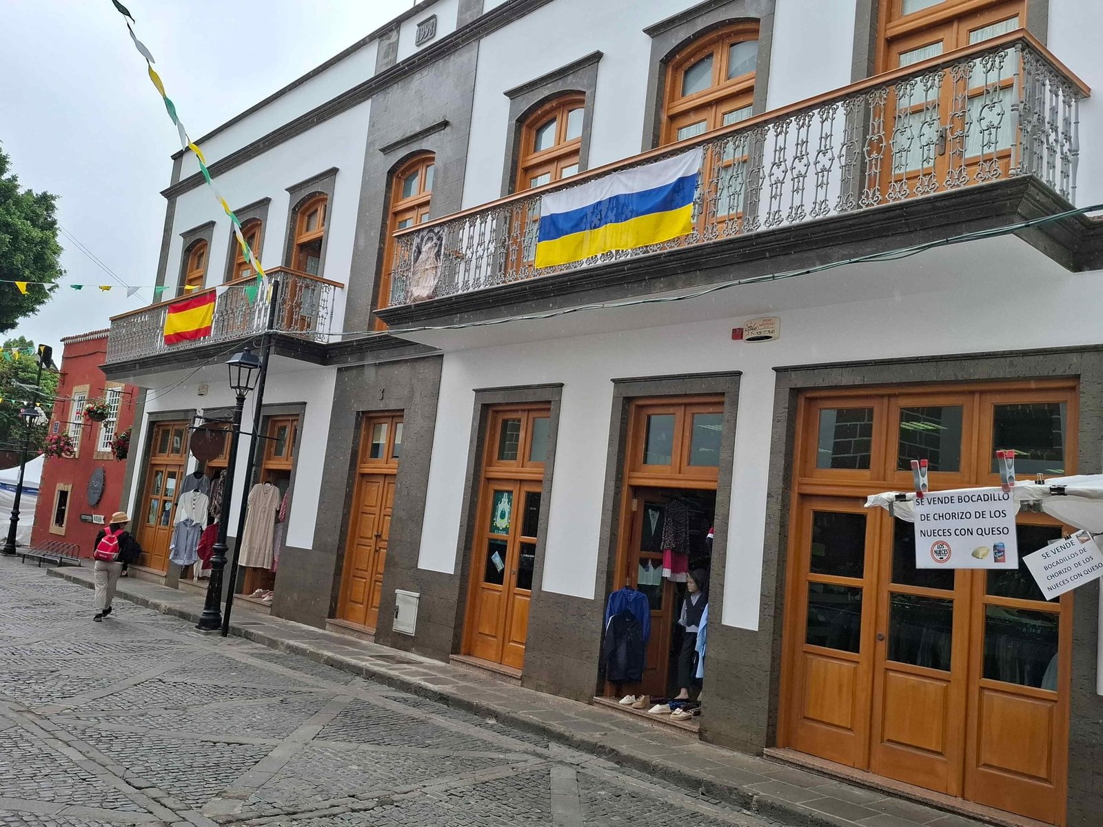 Balcoane din lemn tradiționale pe străzile coloniale din Teror Gran Canaria