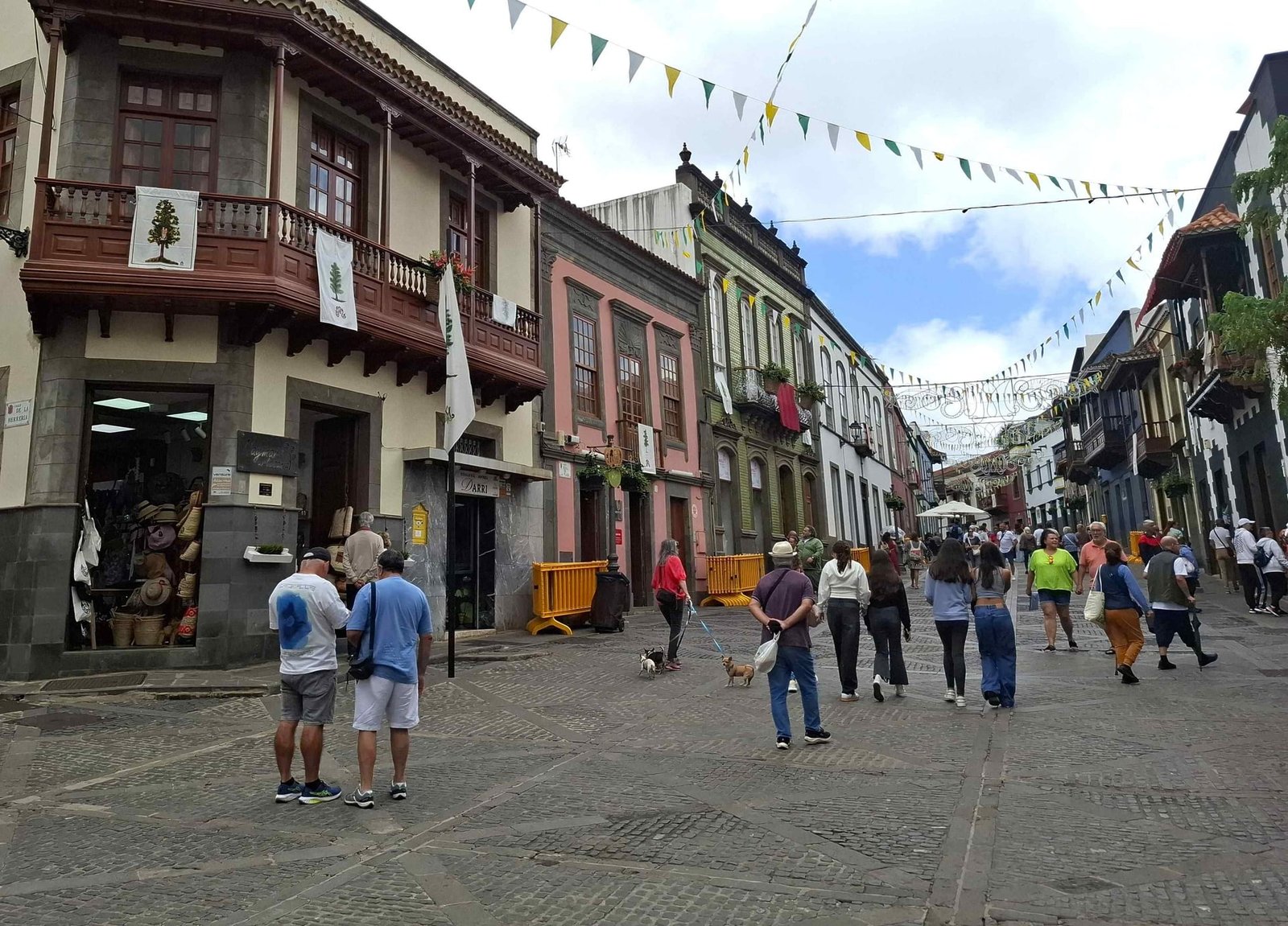 Strada pietonală cu case colorate în stil colonial din Teror