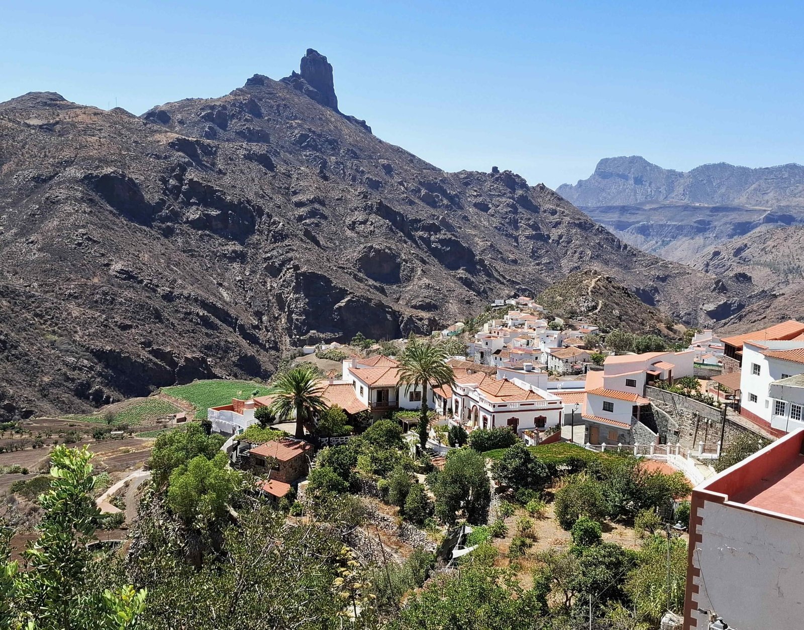 Satul montan Tejeda cu vedere spre stânca Roque Nublo Gran Canaria