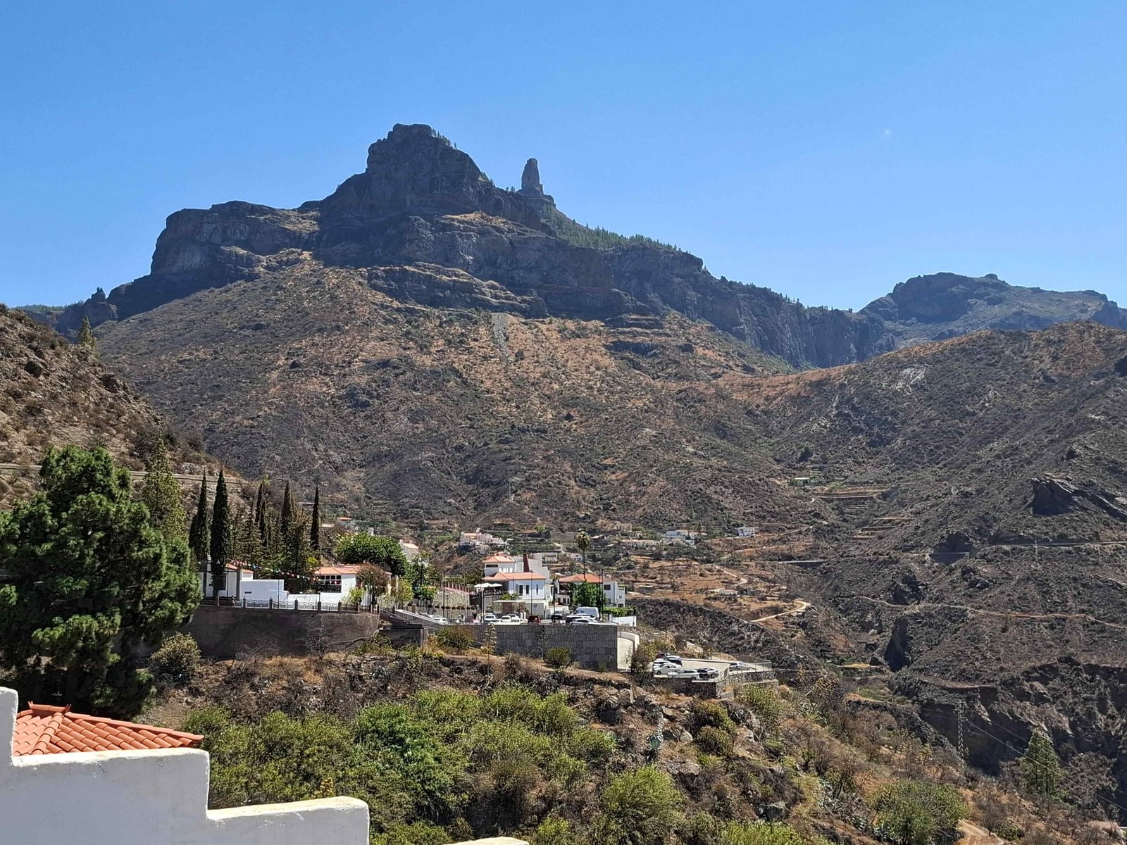 Satul Tejeda cu vedere spre stânca Roque Nublo Gran Canaria
