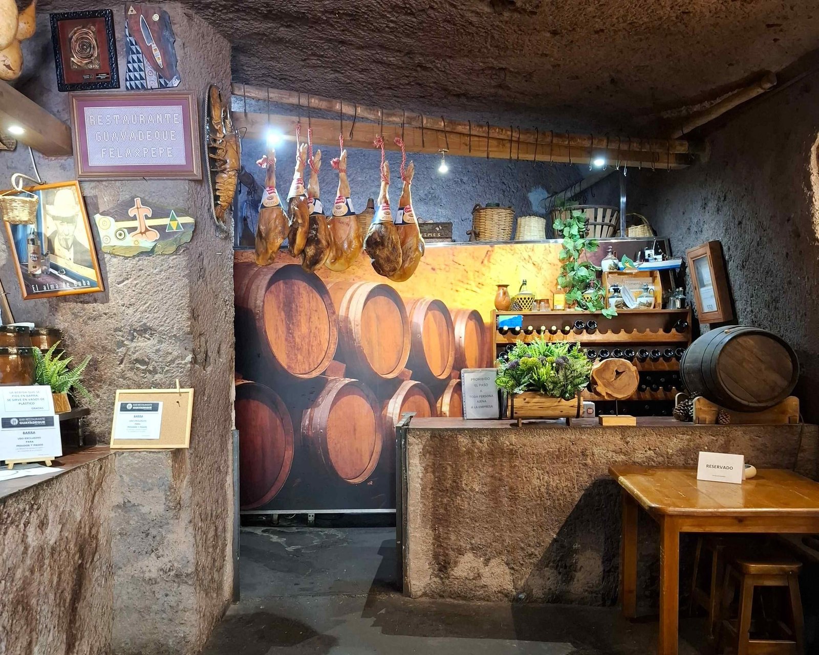Restaurant amenajat în peșteră în valea Guayadeque Gran Canaria