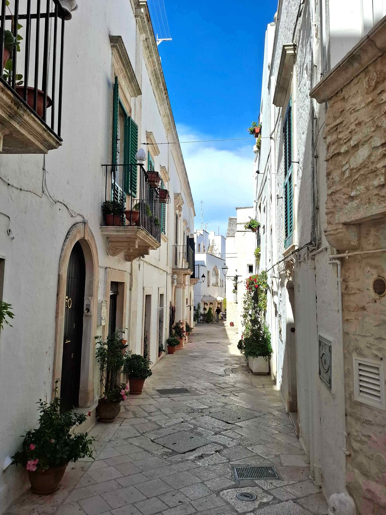 Străduțe înguste din centrul istoric al orașului alb Locorotondo, Puglia