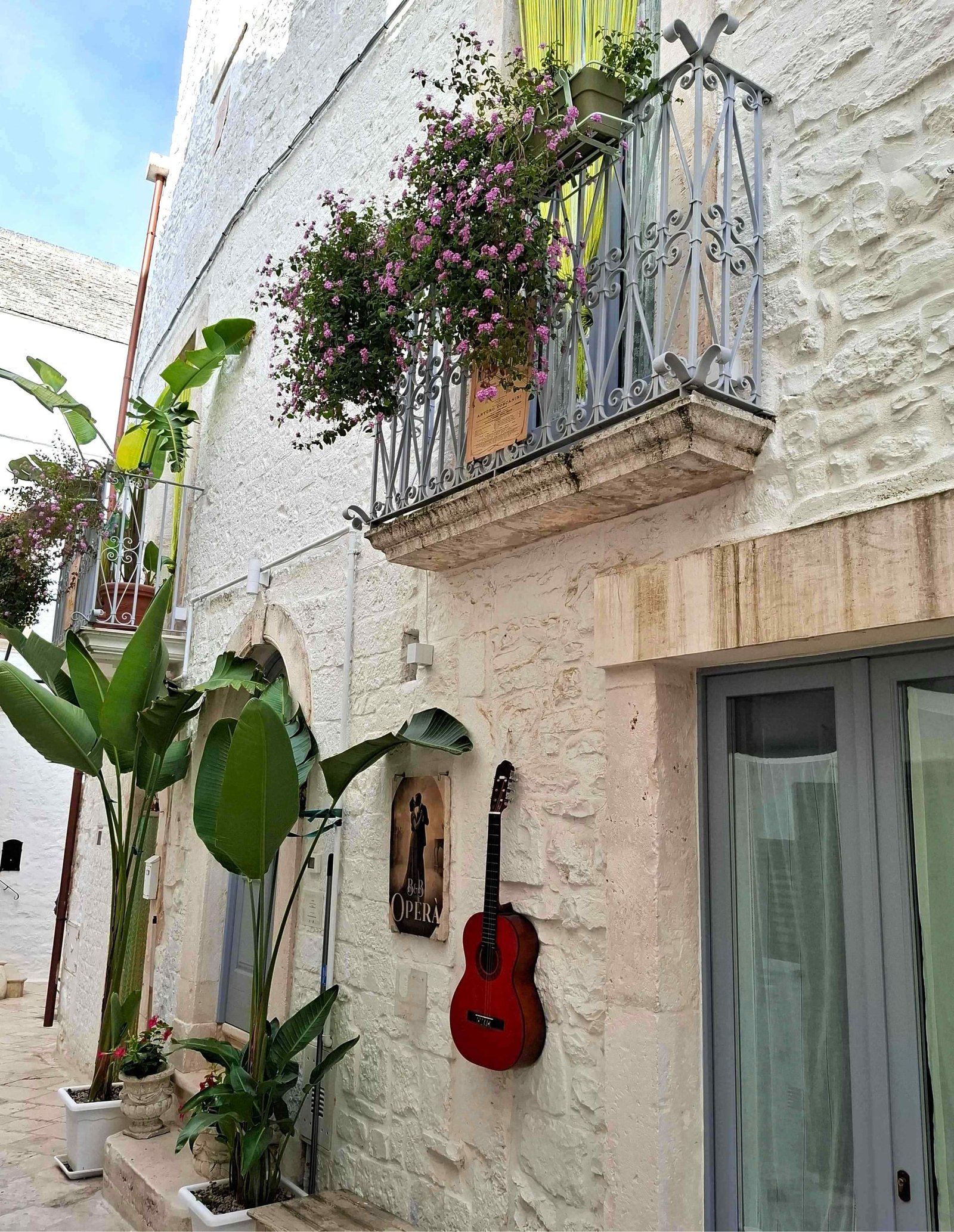 Balcoane decorate cu flori pe aleile din Locorotondo