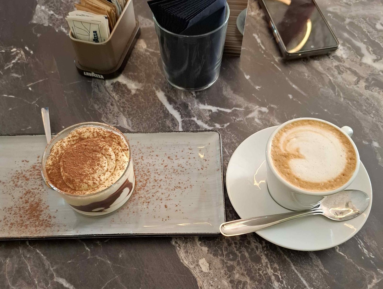 Cappuccino și tiramisu savurate la o cafenea din Locorotondo, prețuri vacanță Puglia