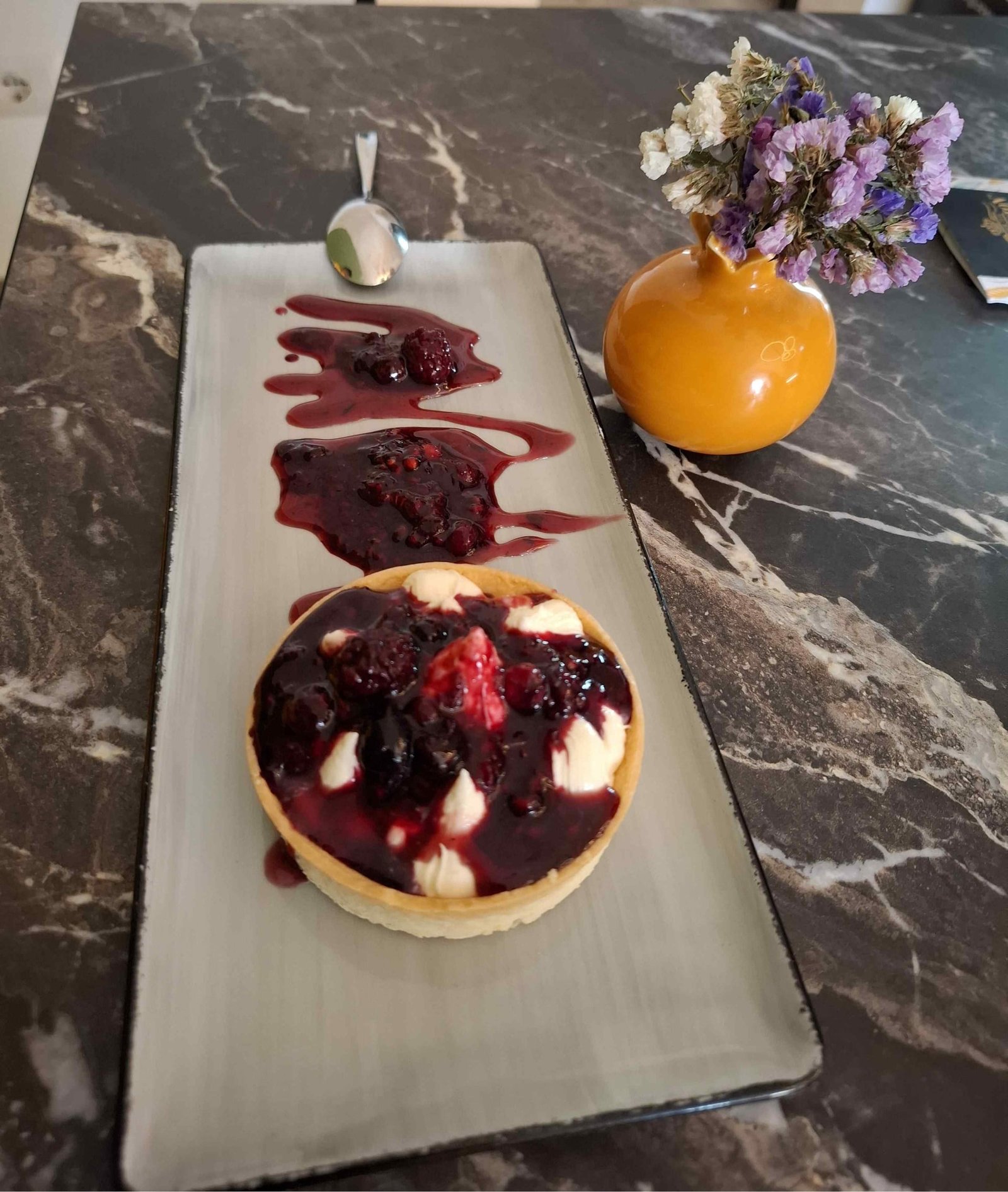Cheesecake la o cafenea din Locorotondo, prețuri vacanță Puglia