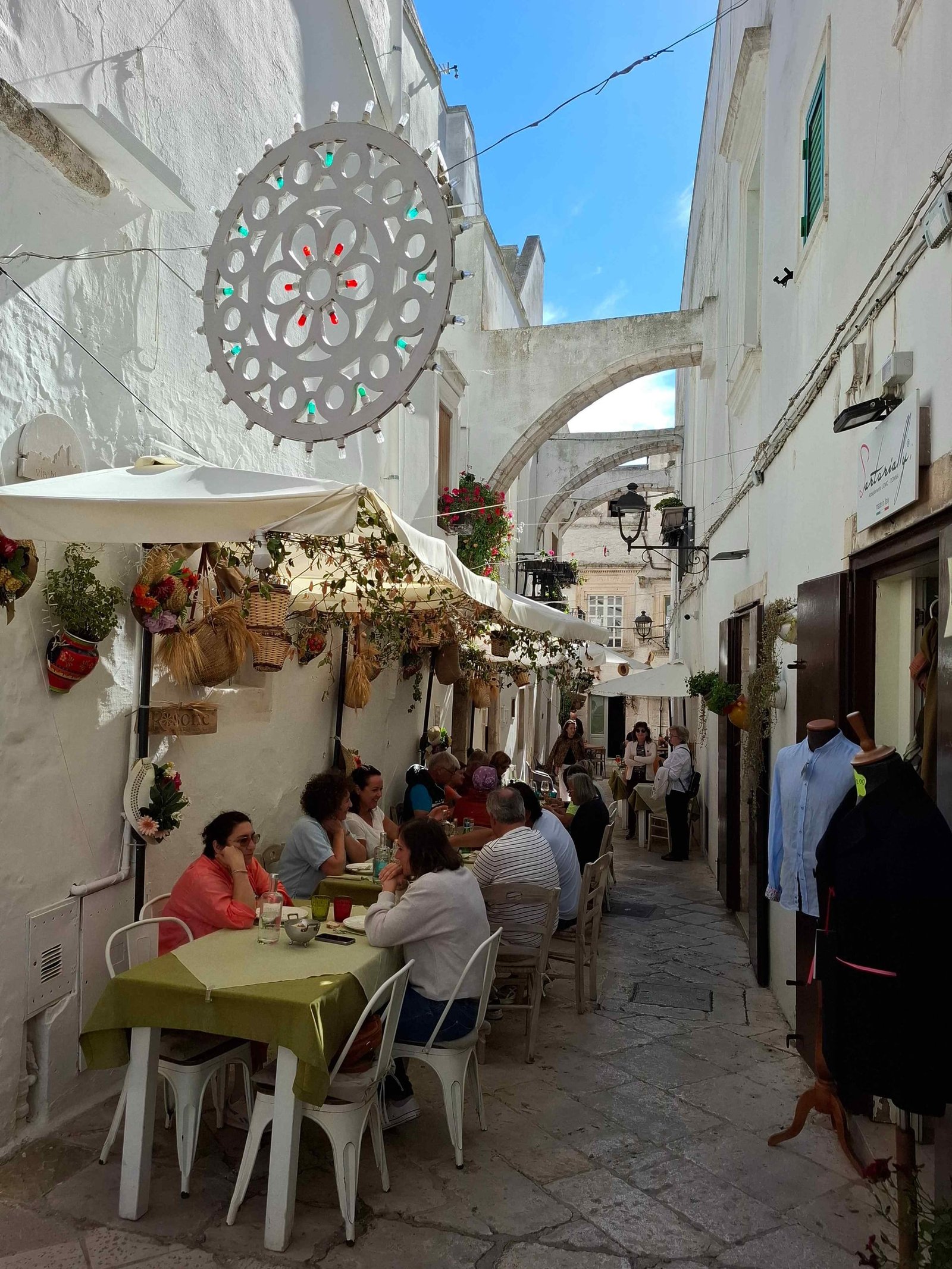 Multe mici localuri în centro storico din Locorotondo