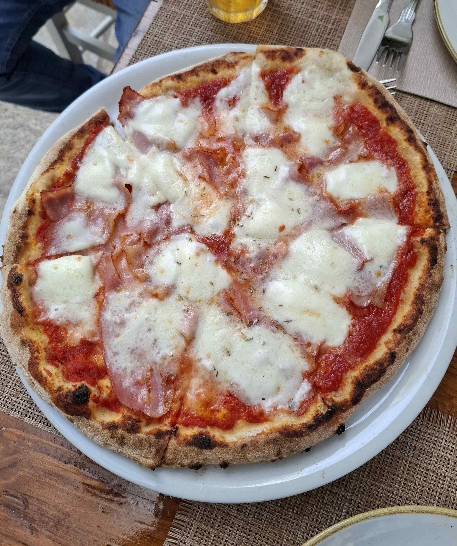 Pizza delicioasă servită la restaurantul Casa Pinto din Locorotondo Puglia