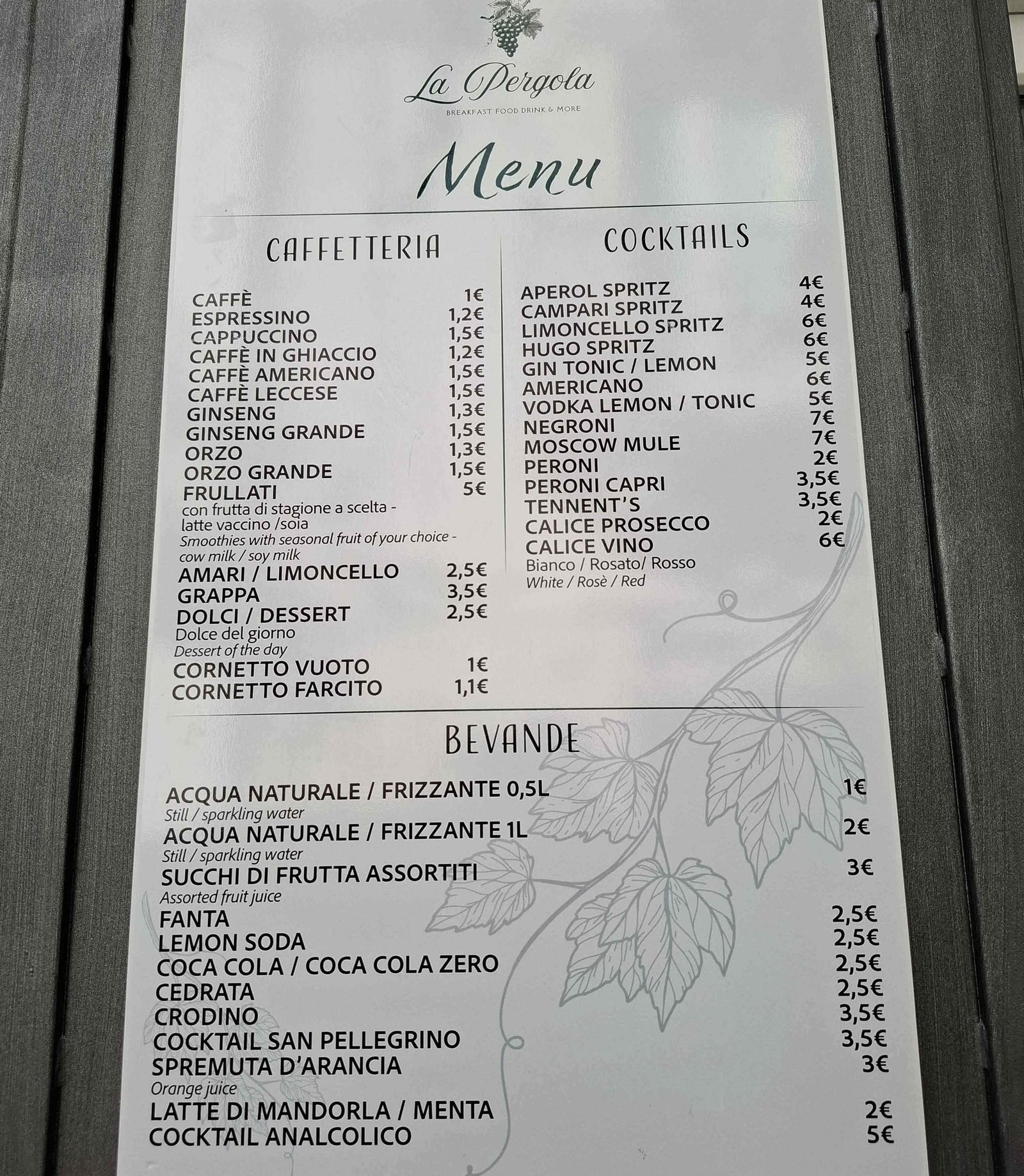 Prețuri la o cafenea din Locorotondo, Puglia