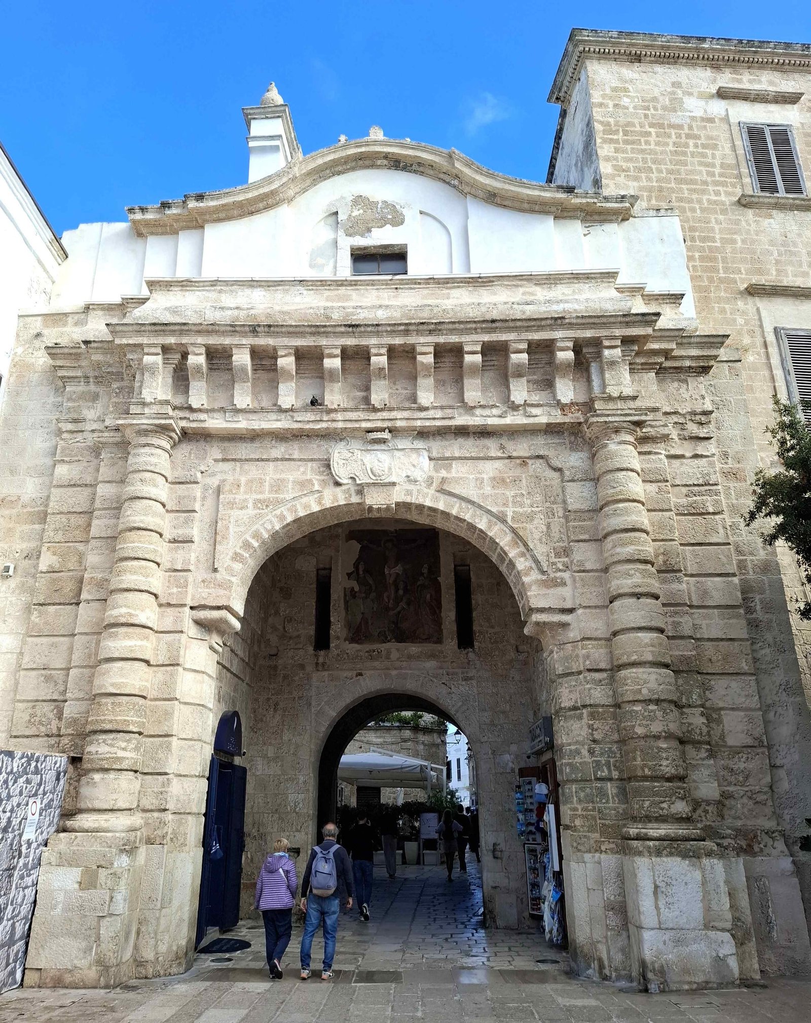 Poarta veche de intrare, Arco Marchesale, în centrul istoric din Polignano a Mare