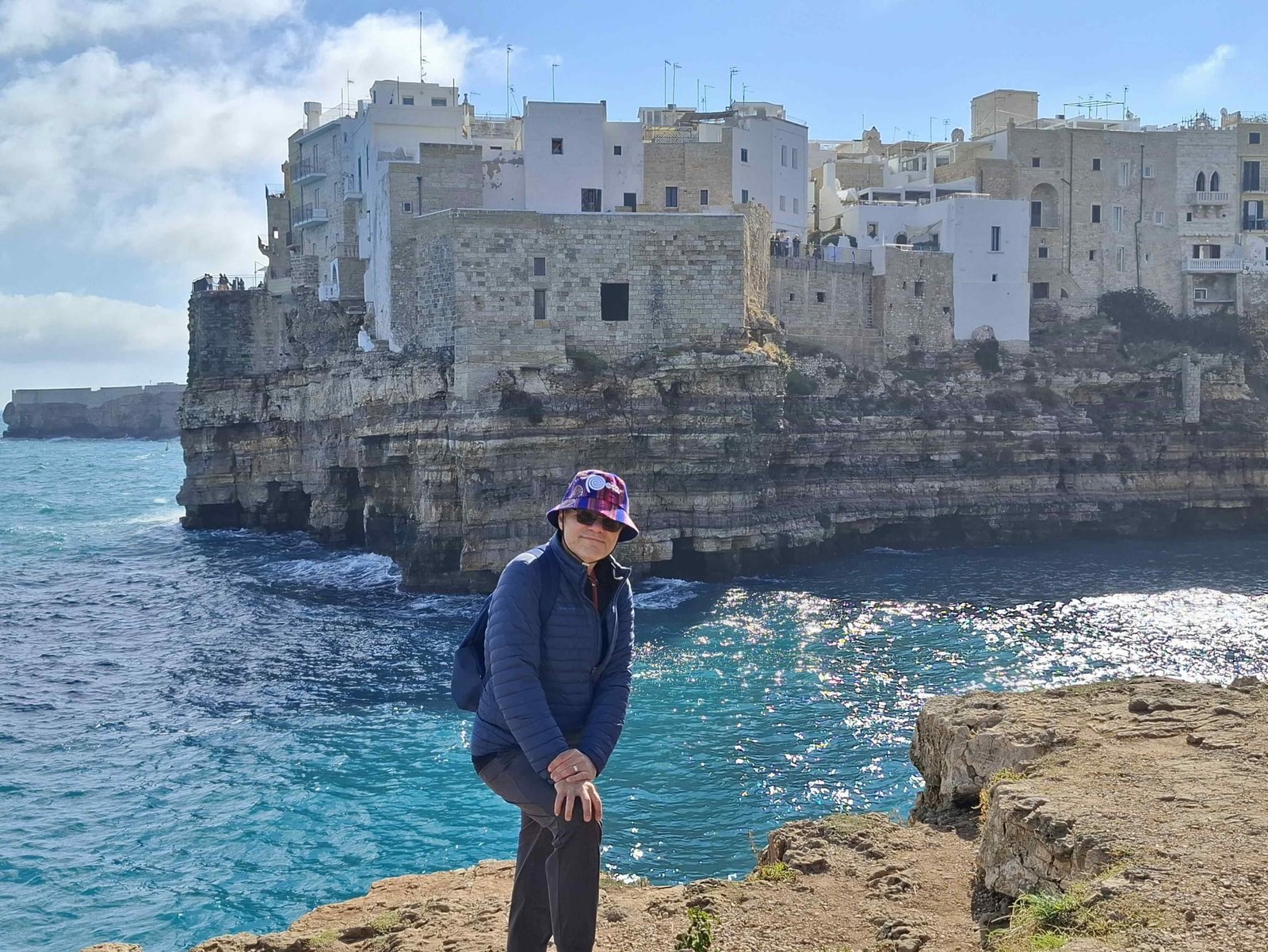 Autorul blogului Călător Povestitor pe plaja din Polignano a Mare în Puglia