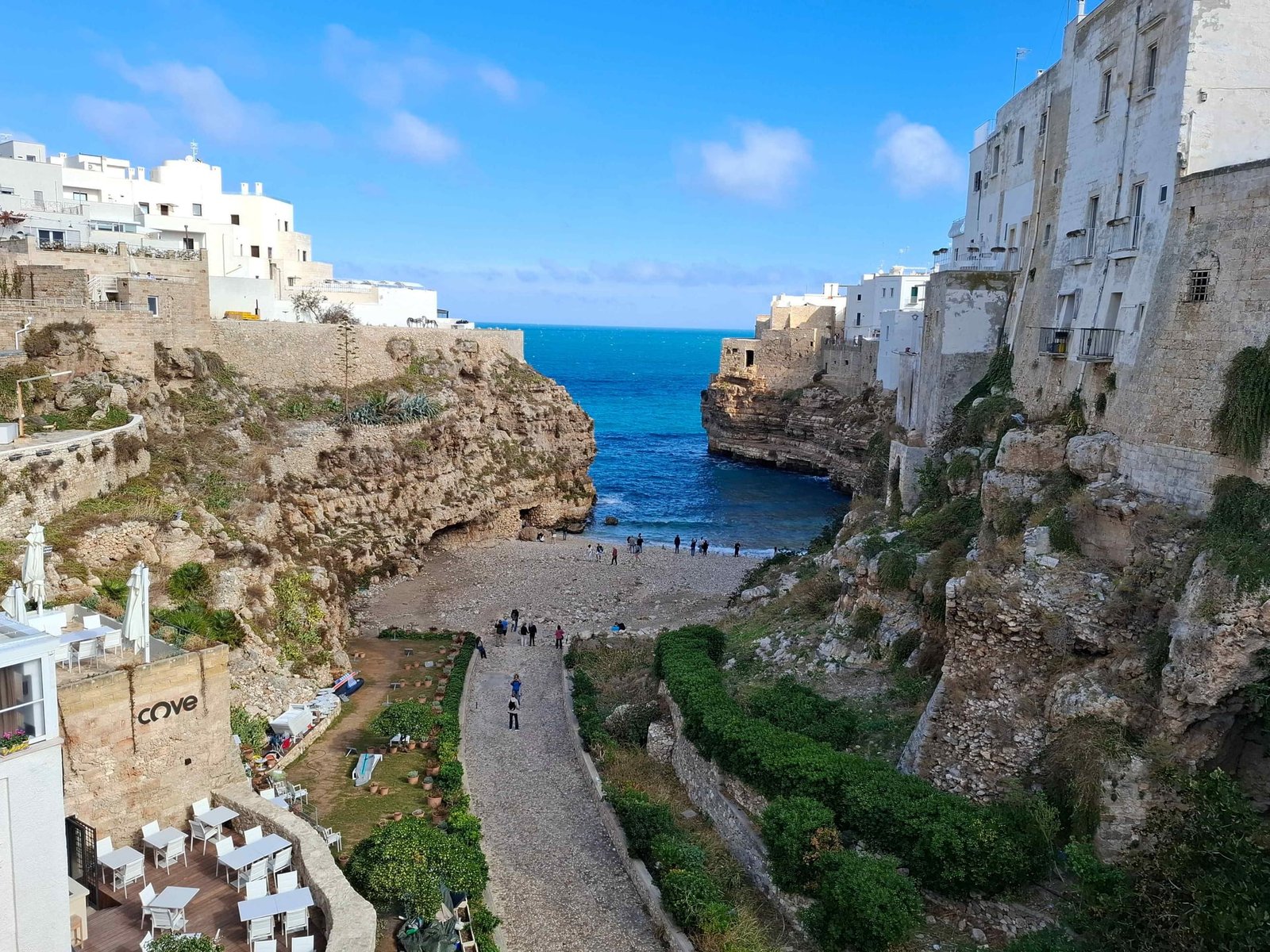 Polignano a Mare, orașul suspendat spectaculos deasupra valurilor Adriaticii