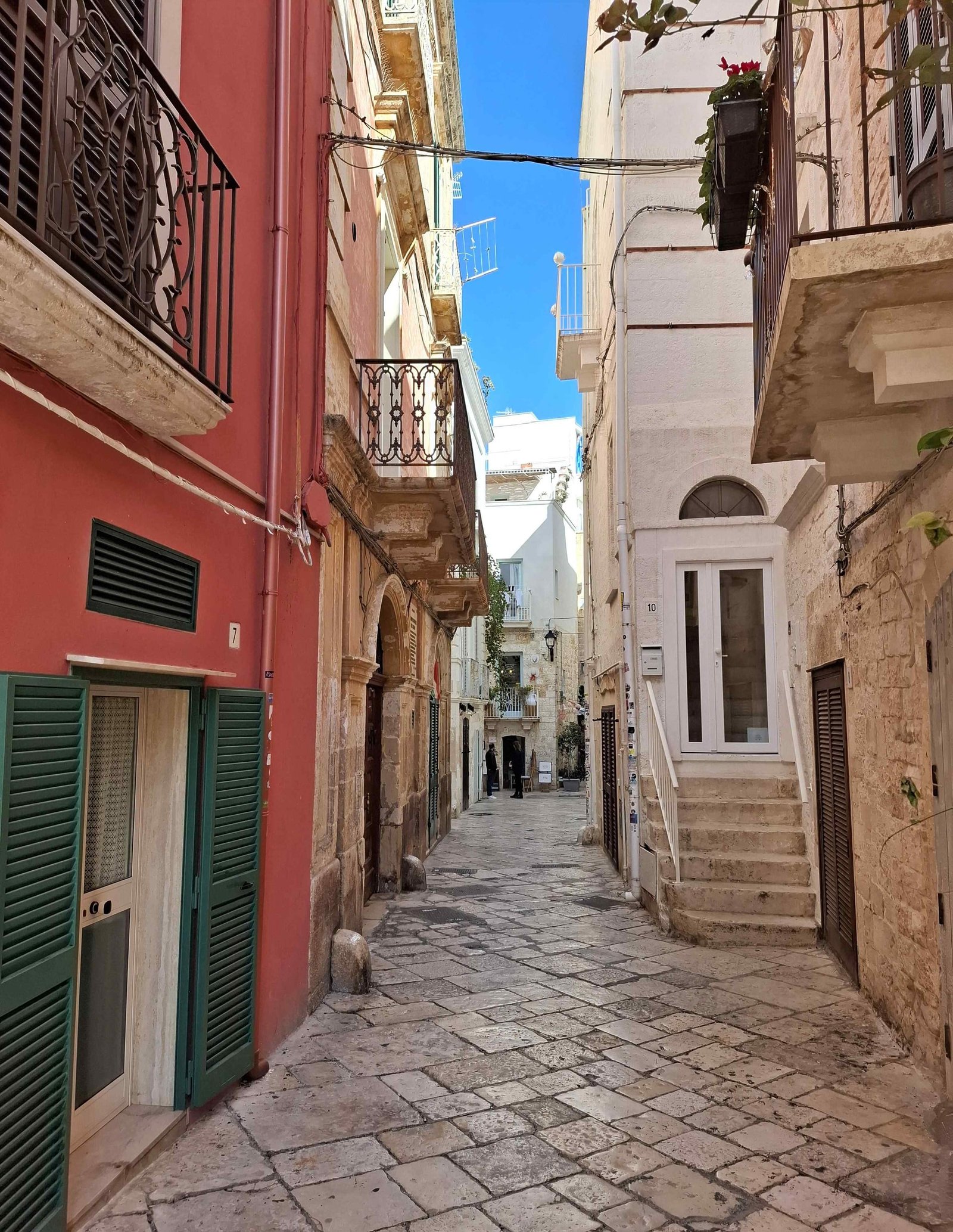 Clădiri colorate și arhitectură autentică sud-italiană în Polignano