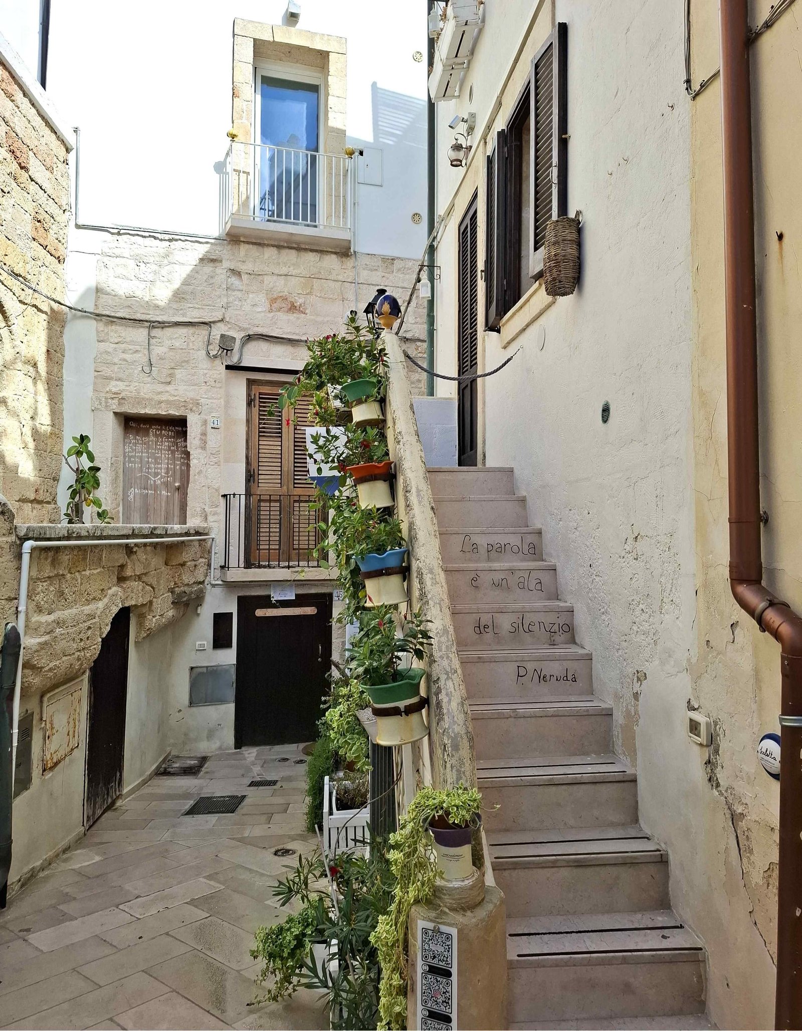 Alei pietruite fermecătoare în Polignano a Mare în timpul toamnei