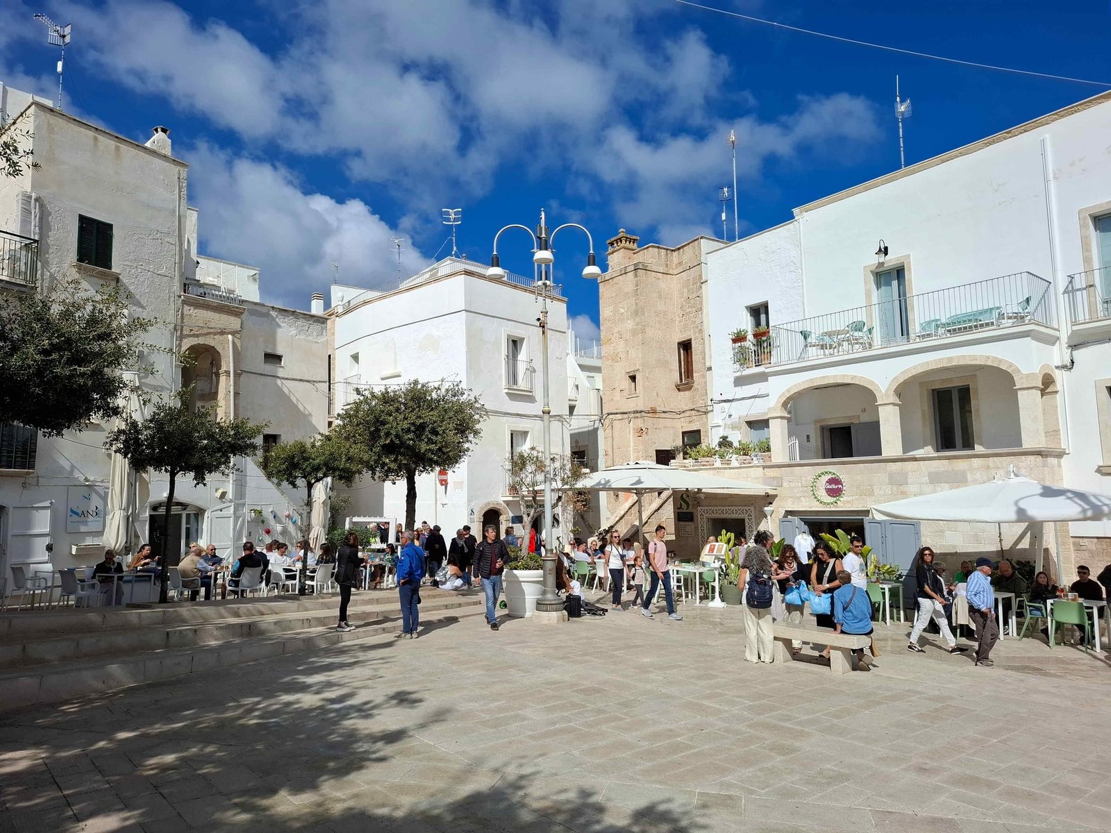 Piațetă pitorească și clădiri vechi în centro storico din Polignano a Mare