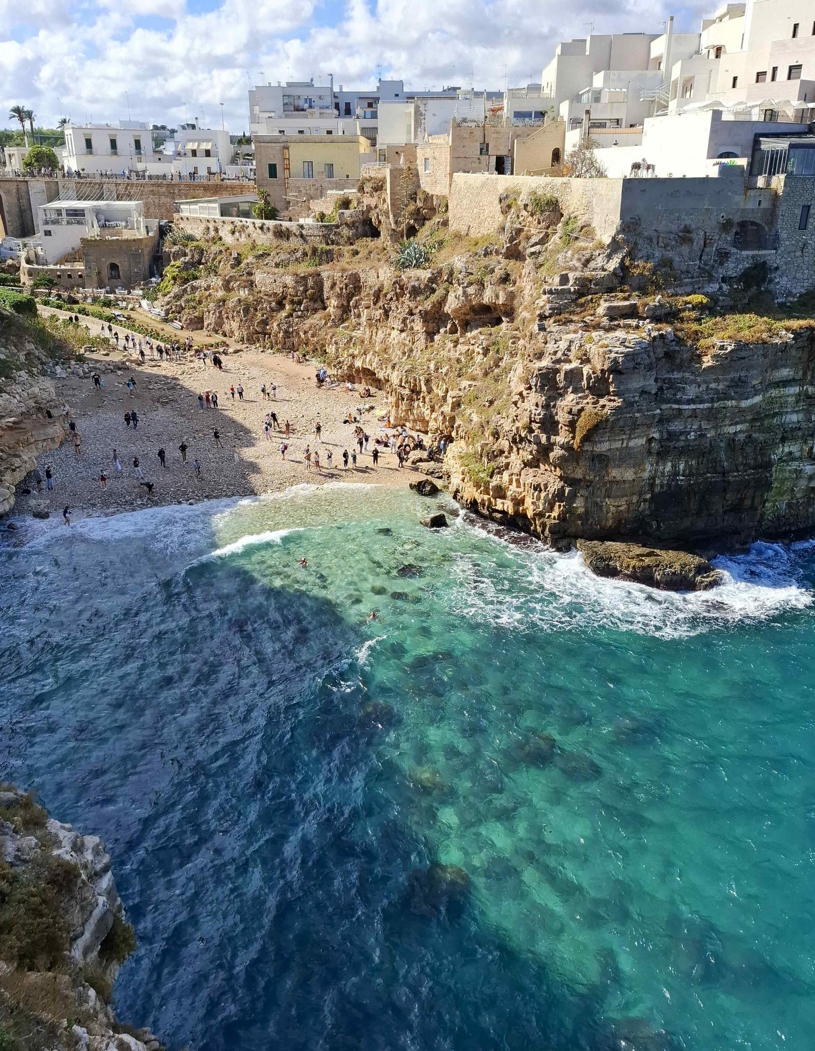 Celeba plajă Lama Monachile văzută de pe balcoanele naturale din Polignano a Mare