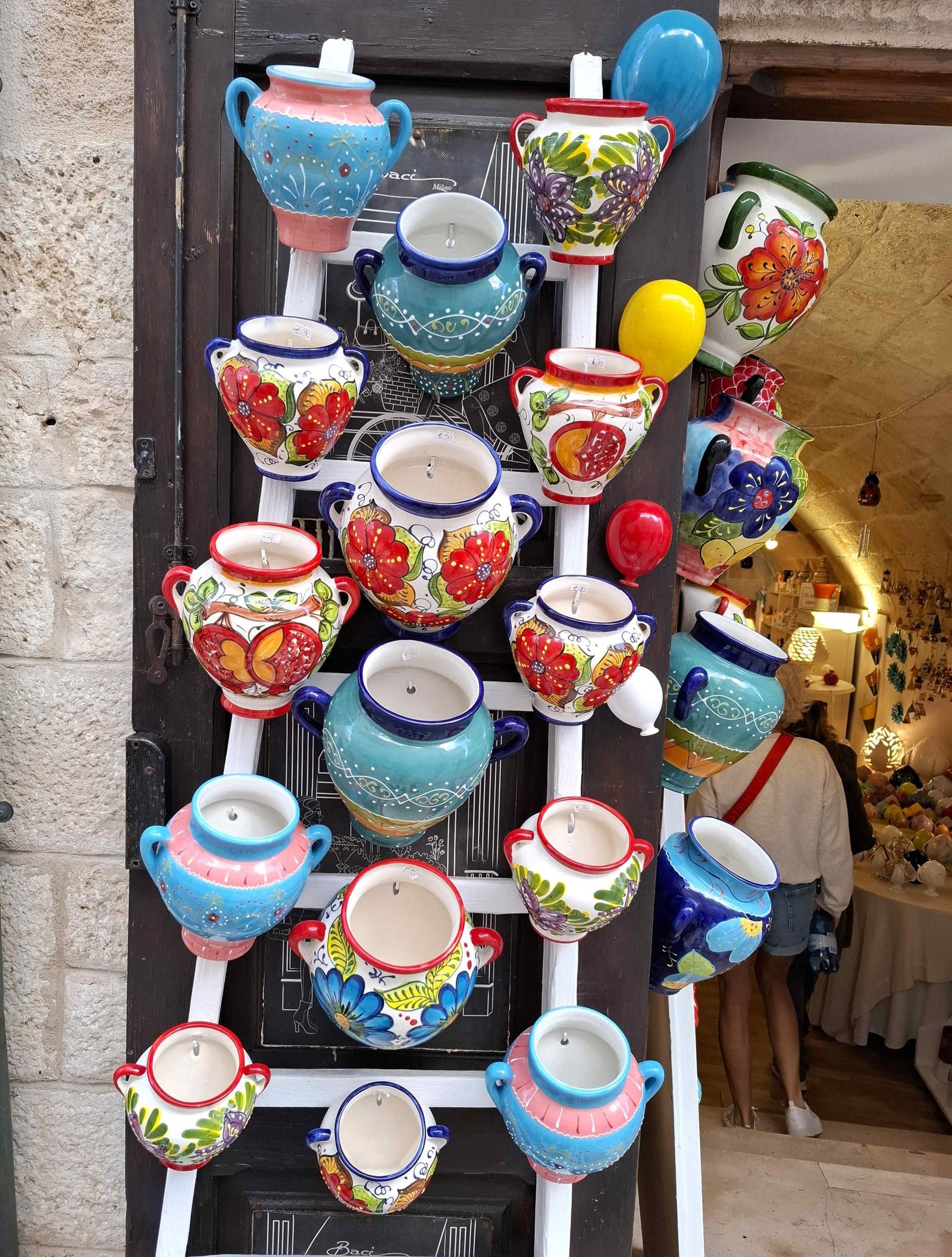 Vase și căni din ceramică splendid colorate la un magazin de suveniruri din Puglia
