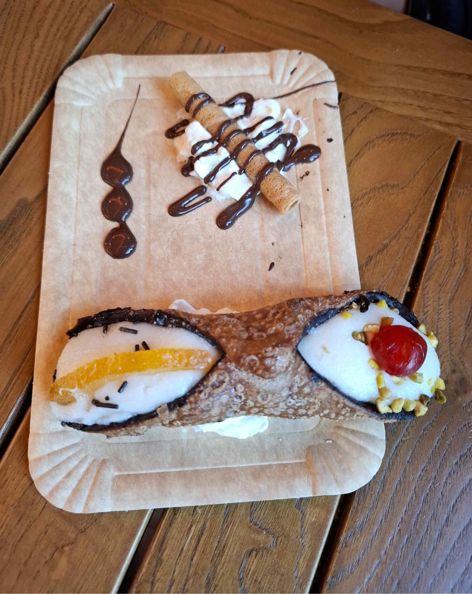 Cannolo tradițional servit la faimoasa cofetărie Martinucci din Monopoli