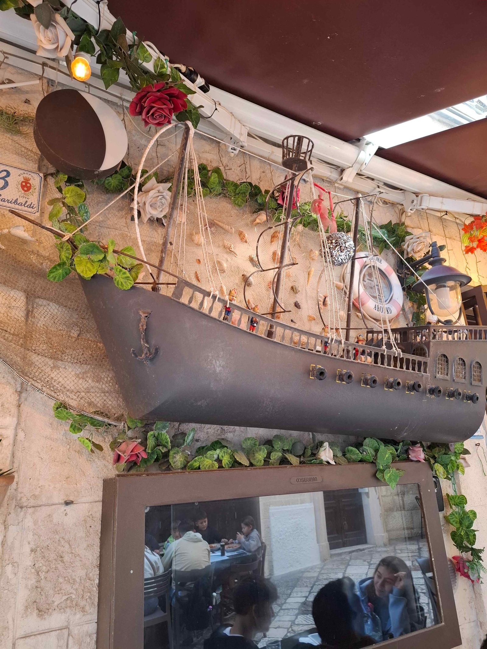 Intrare de restaurant decorată pitoresc în Monopoli