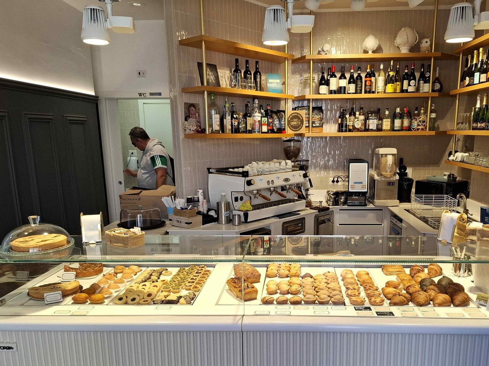 Vitrină plină cu brioșe, tarte și croissante proaspete la o patiserie din Monopoli