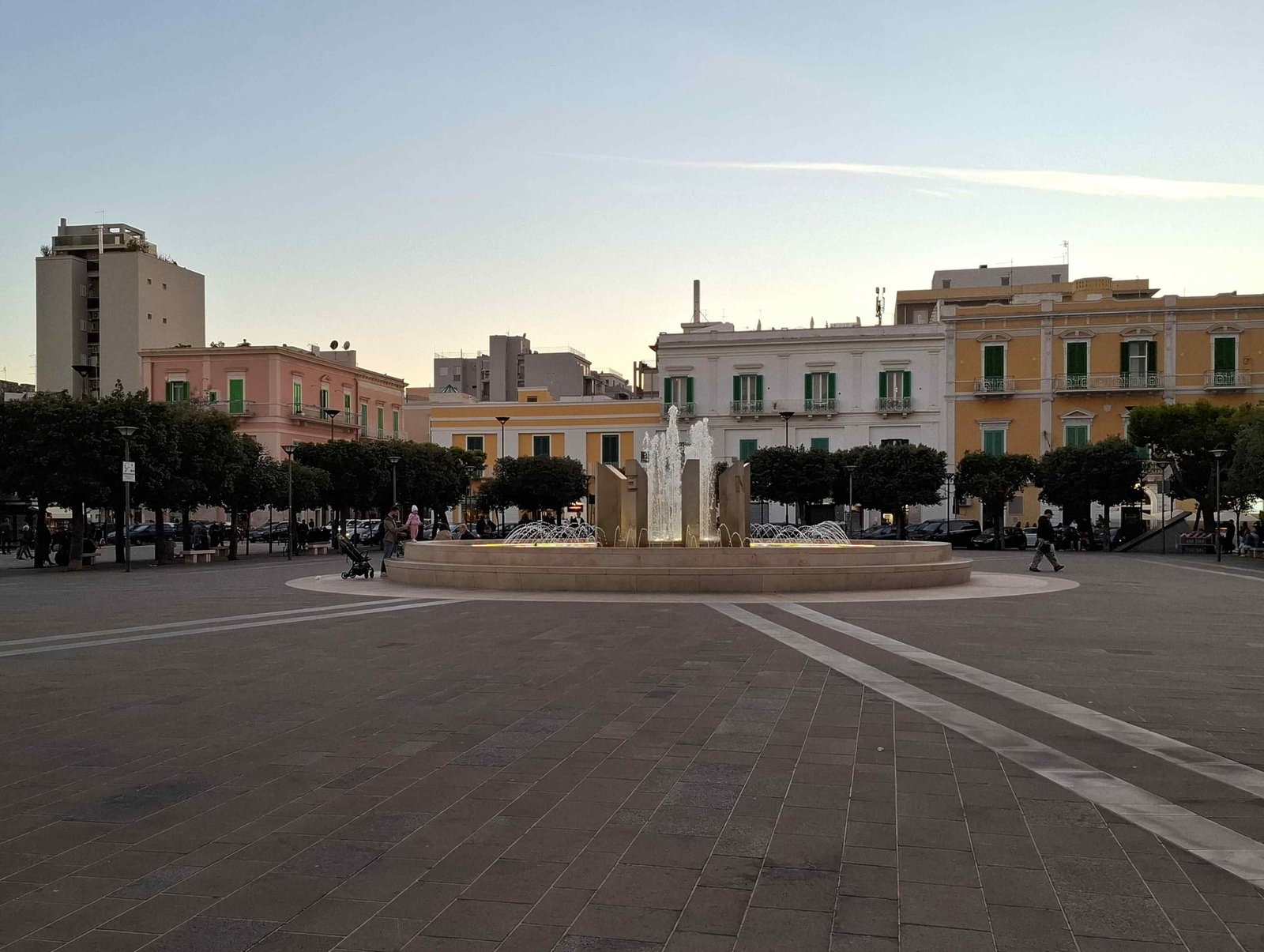 Piața Vittorio Emanuele II din Monopoli în lumina caldă a apusului de toamnă