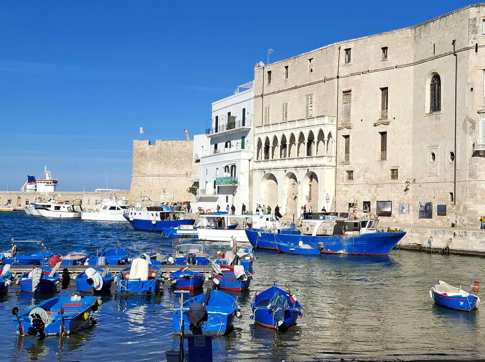 Bărcile tradiționale albastre numite gozzi în portul istoric din Monopoli