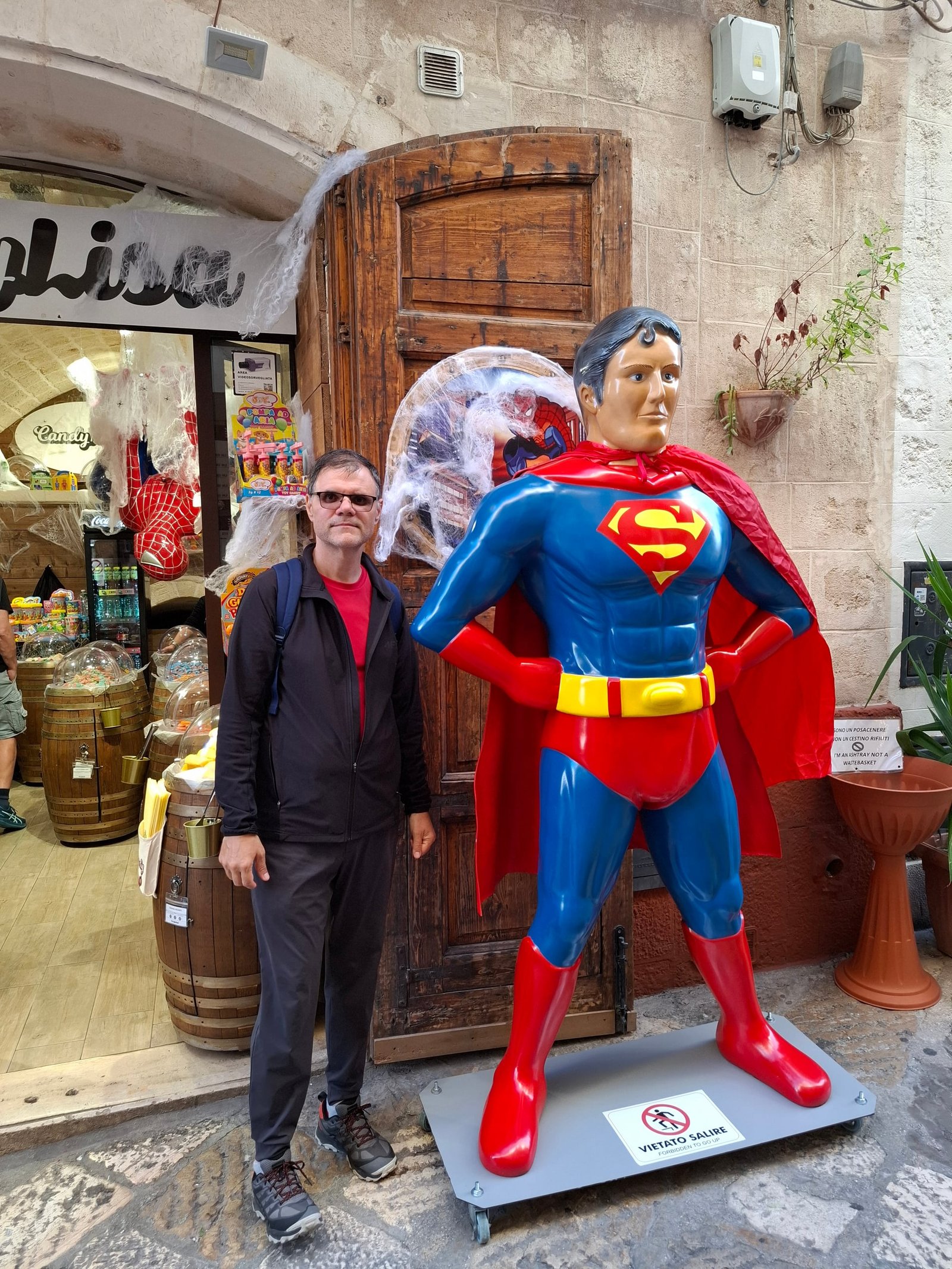 Manechin cu Superman așezat la intrarea unui magazin din Monopoli