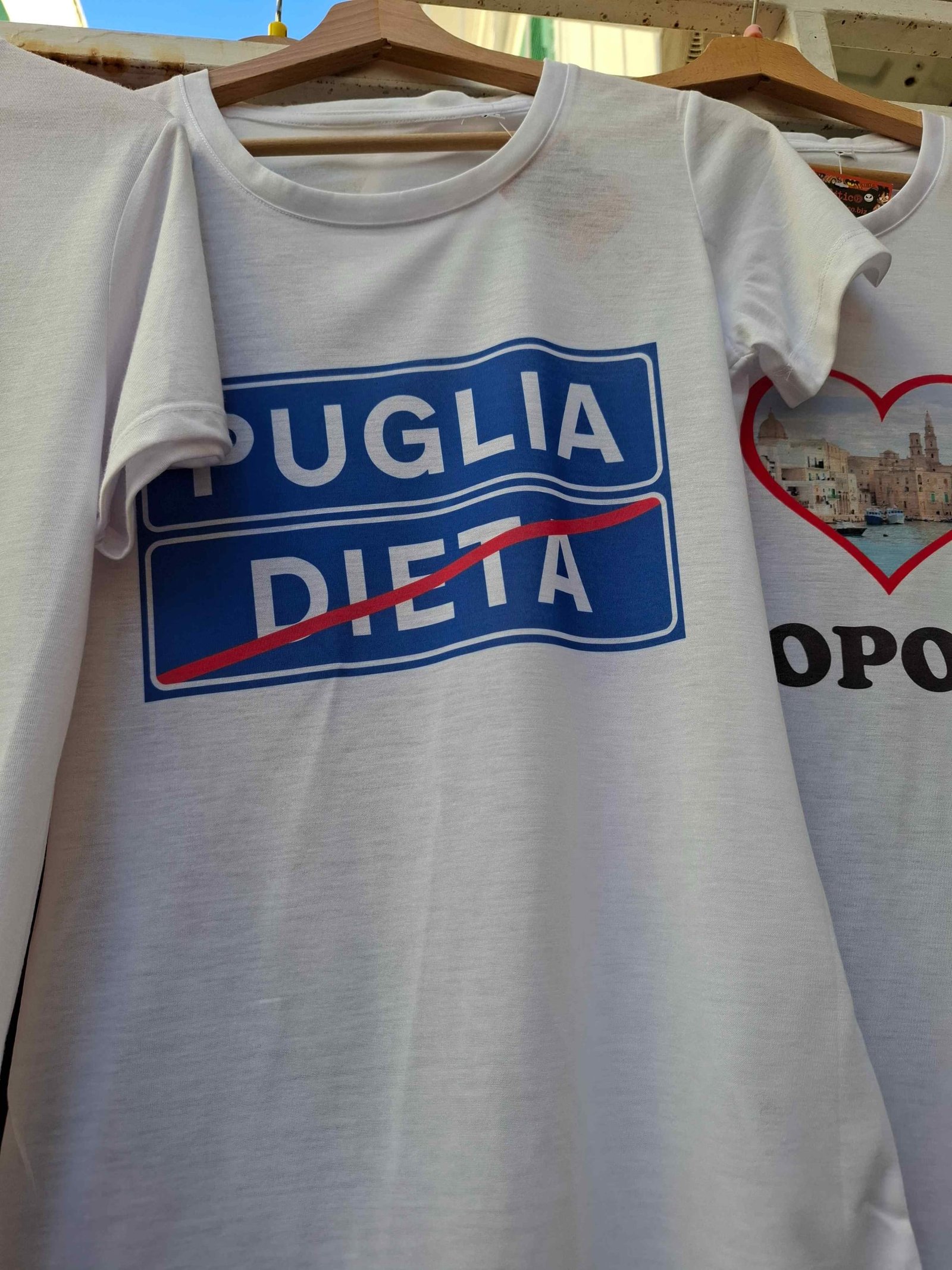 Tricou amuzant cu text despre gastronomia din Puglia la un magazin de suveniruri