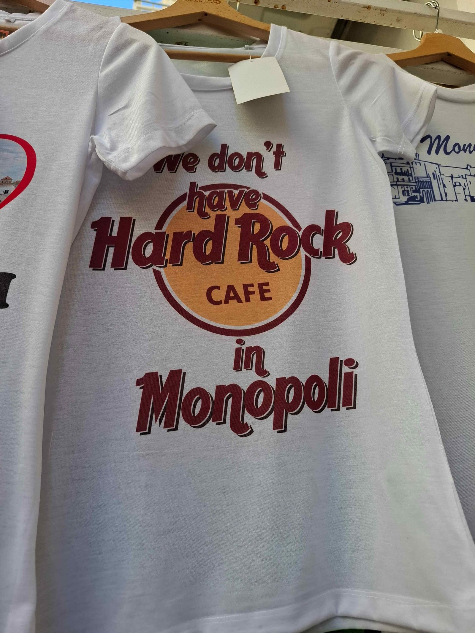Suvenir local cu mesaj haios despre autenticitatea orașului Monopoli