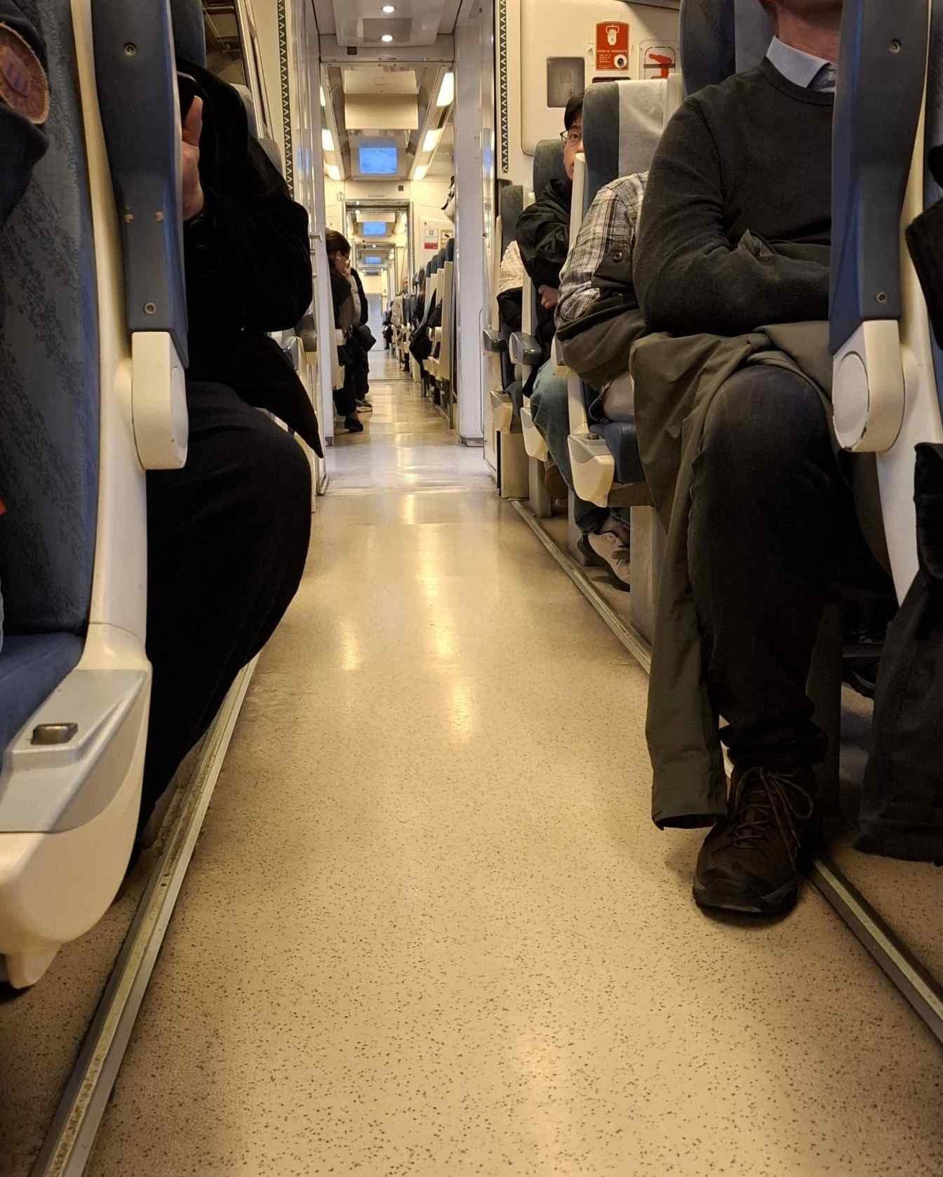 interior vagon tren media distancia renfe
