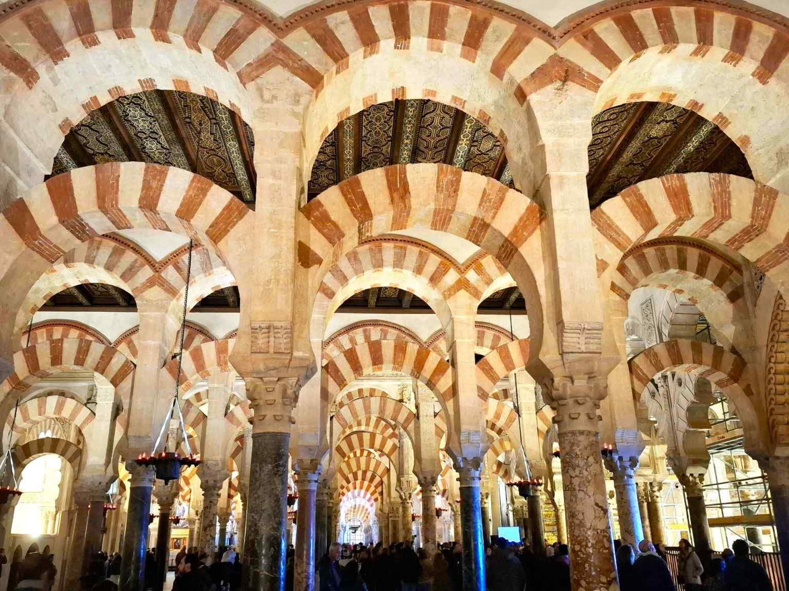 arcade coloane interior mezquita cordoba