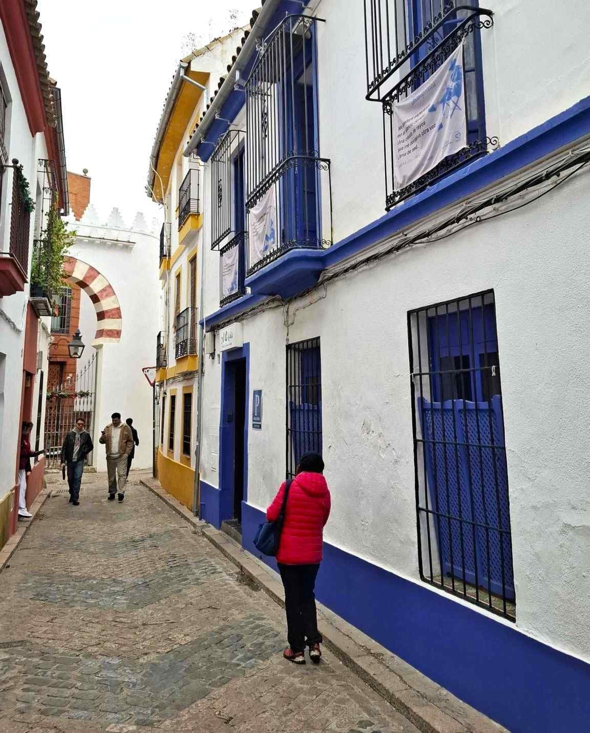 cladiri albe geamuri albastre cartierul evreiesc cordoba