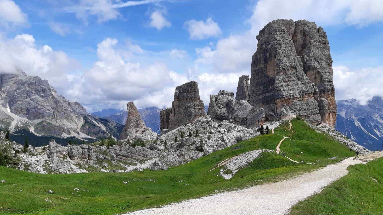 Munții Dolomiți: Trasee spectaculoase de la Rifugio Gardeccia la Cinque Torri